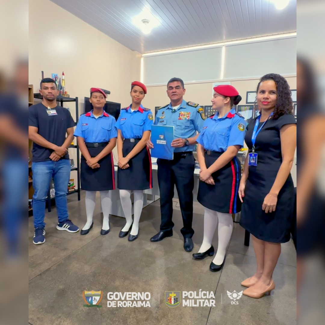 COMANDANTE-GERAL RECEBE ALUNAS DO CME QUE PARTICIPARÃO DE FEIRA NACIONAL